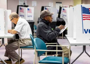Los votantes latinos superan cifras de 2020 en el voto anticipado