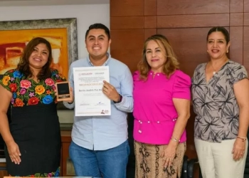 Reconocen a docentes por su destacada labor educativa en Quintana Roo