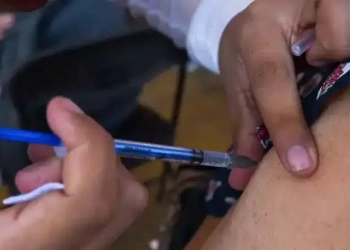¿Te puedes vacunar contra la influenza y COVID a la vez?