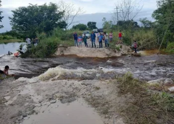 Tormenta tropical Nadine genera deslaves en carreteras de Bacalar