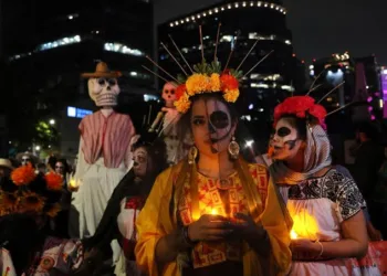 Ciudad de México se llena de tradición en la mega procesión de catrinas 2024
