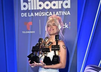 Karol G brilla junto a Peso pluma en los Latín Billboard