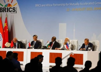 Amenaza Donald Trump con aranceles de 100% a los BRICS