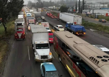 Autopista México-Querétaro colapsada por segundo día consecutivo