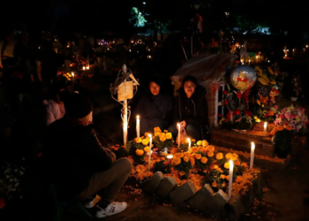 Día de Muertos en Xochimilco: Familias honran a sus seres queridos