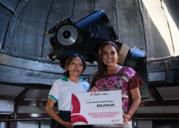 Mara Lezama felicita a Lucia Berenice, campeona nacional en astronomía