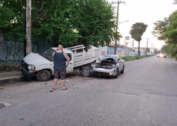 Mujer se paso de copas y termina su auto bajo camioneta