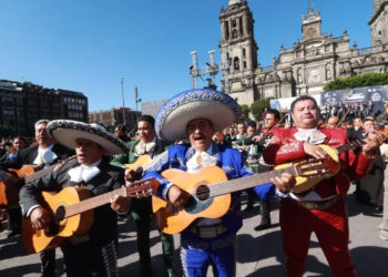 Mil 122 mariachis rompen record Guinness en el zócalo de la cdmx