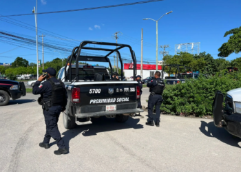 el robo a los pasajeros de una combi foránea de Leona Vicario a Cancún, fueron ubicados en la avenida José López Portillo; durante la revisión uno de ellos logró quitarle el arma a una policí