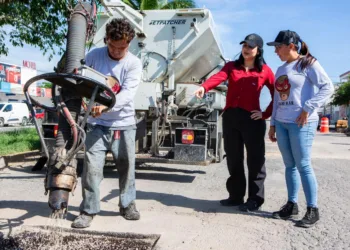 Estefanía Mercado supervisa trabajos de bacheo en Solidaridad para mejorar vialidades