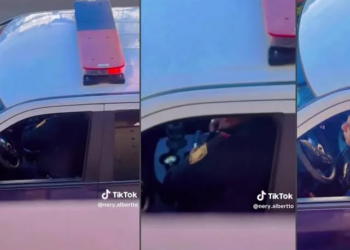 Captan a Policía periqueandose en su patrulla