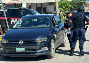 La inteligencia lo persigue, hombre porta placa impresa en Cancún