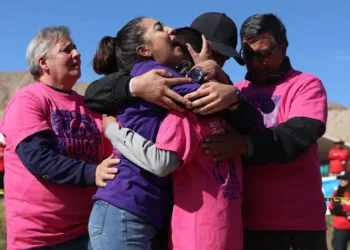 “Abrazos no muros”: Familias migrantes se abrazan en el río bravo