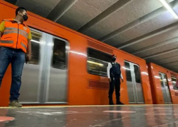 Línea 7 del metro paralizada por incidente en vías