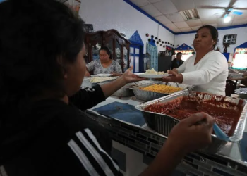 Solidaridad en la frontera: Migrantes celebran día de acción de gracias