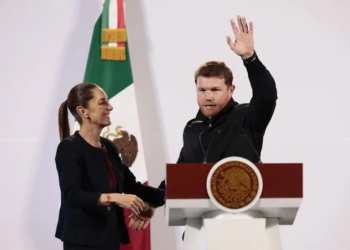 Canelo Álvarez entrega símbolo de paz a Sheinbaum