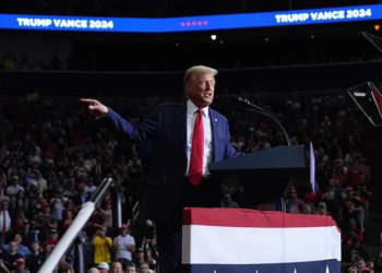 Trump amenaza con aranceles del 100% a México si no frena flujo de migrantes