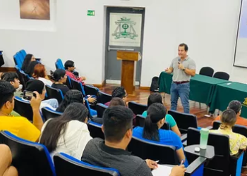 Estudiantes de la Uqroo exigen atención a sus necesidades