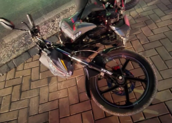 Joven motociclista lesionada tras impactar una camioneta en Kukulcán