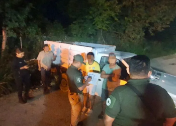 Detienen a ciudadanos por tirar basura en Cancún