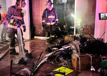 Incendio consume local en Cancún sin víctimas