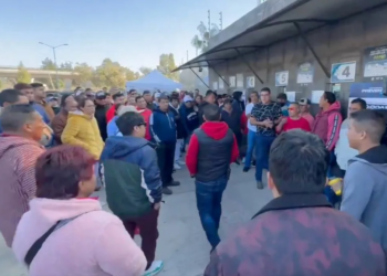 Aficionados hacen fila en vano por boletos para la final