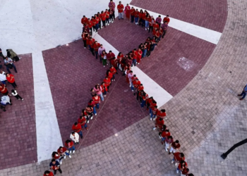 Palacio de Solidaridad se ilumina de rojo apoyando la lucha contra el VIH-Sida