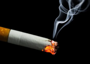 Hombre se duerme con cigarro prendido y resulta con quemaduras