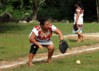 Mujeres mayas de Tulum rompen barreras con sóftbol