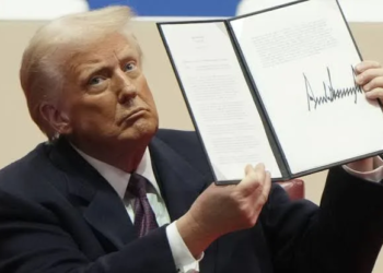 Trump pide a empresas globales fabricar en EE.UU. o pagar aranceles