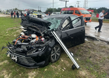 Accidente en bulevar Luis Donaldo Colosio deja vehículos volcado y varios lesionados