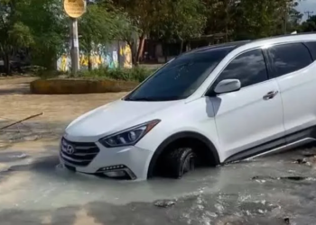 Socavón en avenida niños héroes provoca caída de vehículos