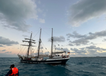 Rescate de 10 personas extranjeras cerca de Isla Mujeres