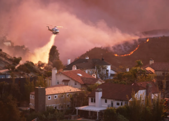 Incendios y fuertes vientos obligan a evacuaciones en Los Ángeles
