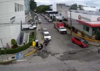 ¡Altercado viral en Cancún: motociclistas enfrentan a tránsito!