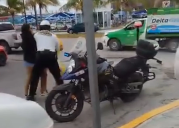 Altercado entre elementos de tránsito y dos mujeres genera controversia en Cancún