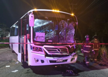 ¡Accidente! camión impacta con combi, 1 muerto