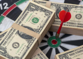 Dólar en ascenso por presión de bonos y aranceles