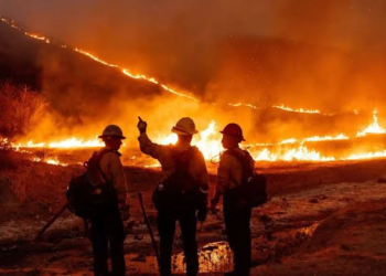 Bomberos tratan de retener incendios en los Ángeles