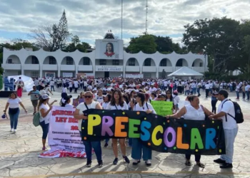 Maestros marchan por reforma al ISSSTE