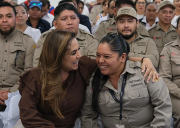 Mara Lezama entrega uniformes a trabajadores de salud y vectores en Quintana Roo: Refuerzo al bienestar y la prevención