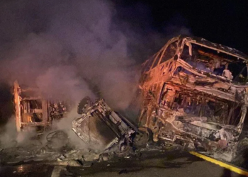 Tragedia en carretera: tráiler impacta autobús y provoca incendio mortal