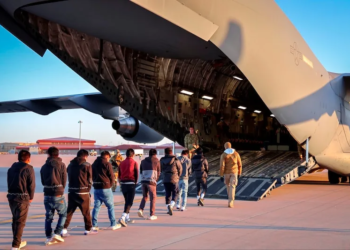 Trump suspende uso de aviones militares para deportaciones por alto costo
