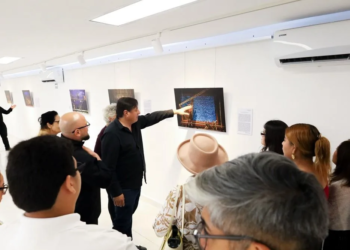 La escenografía brilla en la galería de arte en Playa del Carmen