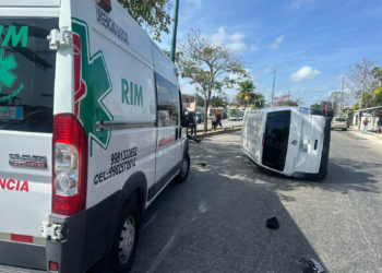 Van vuelca tras choque en Av. Leona Vicario: Cinco heridos
