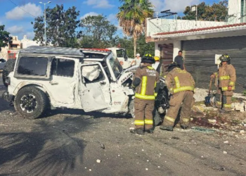 Choque en Santa Fe: Jeep pierde el control y causa daños