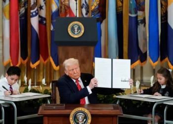 Trump firma decreto para desmantelar el Departamento de Educación de EE.UU.
