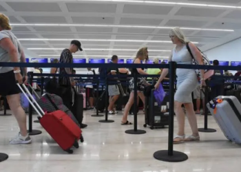 Británicas atascadas en el aeropuerto logran regresar a su país