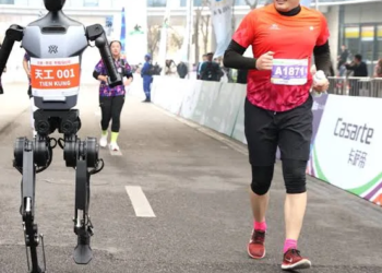 Robots corren media maratón junto a humanos en Pekín