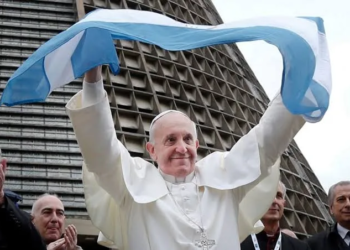 Duelo marca segundo día en Argentina de homenajes al Papa